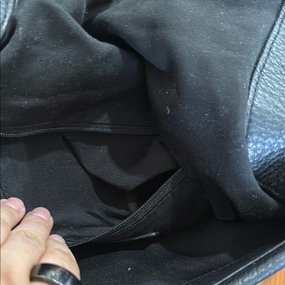 Marc Jacobs Leather Black Crossbody Bag with Adjustable Strap and Slouchy Design - Picture 7 of 11